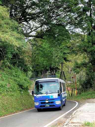 高森町民バスは“秘境路線バス”としてバスマニアから注目されている。写真は草部北部線の赤羽根バス停付近