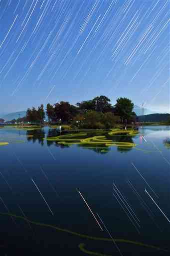 星空に浮いているように見える浮島神社＝嘉島町（露光８秒の３４９枚を比較明合成）