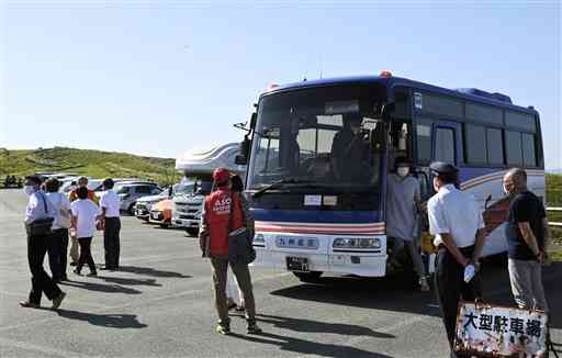 阿蘇観光周遊バスで大観峰に降り立つ観光客ら＝阿蘇市