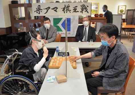 県アマ棋王戦決勝トーナメント決勝で対局する藤田雄一郎五段（右）と森崎盛一朗五段。藤田五段が勝ち、２度目の棋王となった＝３日、熊本市中央区