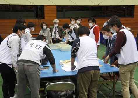 知事選で票の枚数が合わず、集計をやりなおす熊本市の職員ら＝２０２０年３月、熊本市中央区