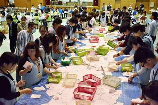 前回の衆院選で開票作業に当たる熊本市職員ら＝２０１７年１０月２２日夜、熊本市中央区の白川小