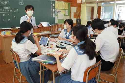 端末を使って公民の授業を受ける白川中の生徒たち＝４日、熊本市中央区