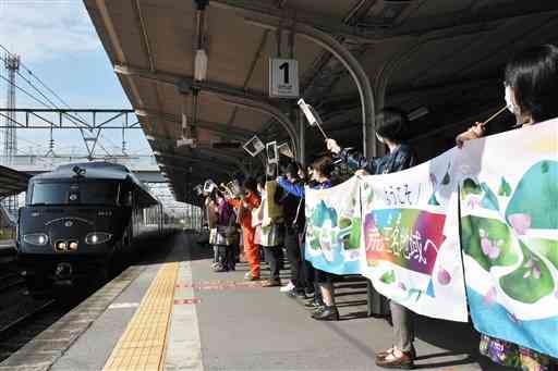 ２０２０年１１月、玉名駅に到着した「３６ぷらす３」。日本鉄道賞の特別賞に選ばれた（田上一平）