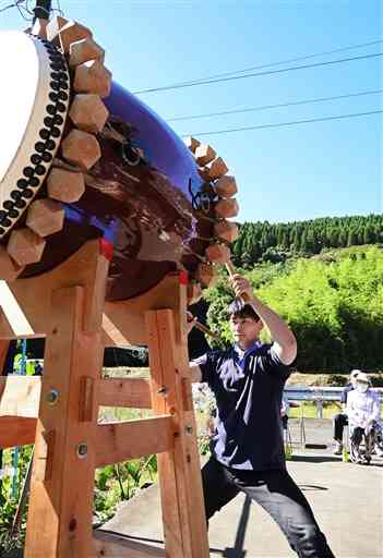 山あいの三蔵地区で披露された宇土の雨乞い大太鼓＝宇土市