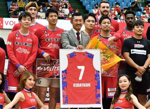 試合後に行われた引退セレモニーで、熊本の選手たちと記念撮影する小林慎太郎さん（中央）