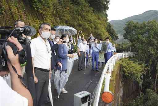 川辺川左岸から従来計画の川辺川ダム建設予定地を見る学識者懇談会の委員ら＝１３日、五木村