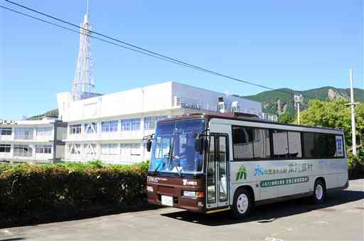 震災遺構の旧東海大阿蘇キャンパスなどを巡るモニターツアーで導入された電気バス＝南阿蘇村