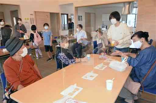 復興住宅「安永団地」の公民館で熊本学園大生が開いたカフェ。被災者の孤立を防ぐため、避難所、仮設住宅でも活動を続けた＝１７日、益城町