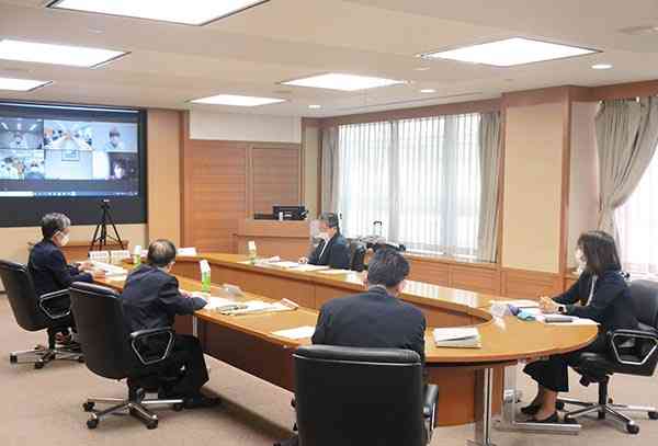 オンラインと併用して開かれた県ハンセン病問題啓発推進委員会の第１３回会合＝１８日、県庁