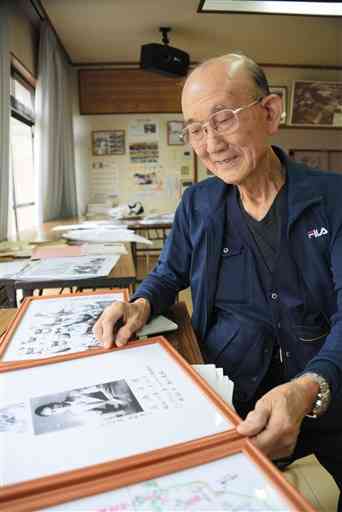 戦没者の遺族としてＤＮＡ鑑定を申請した五島榮二さん。戦死した叔父長寿さんの写真を前に「家族の墓に入れてあげたい」と話した＝１８日、熊本市東区