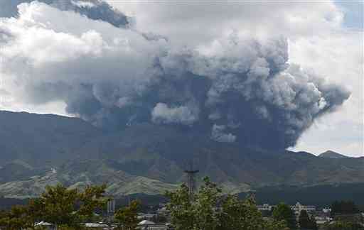 噴火して激しく噴煙を上げる阿蘇中岳＝２０日午前１１時５０分ごろ、阿蘇市役所から撮影（植山茂）