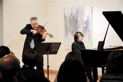 「くまもと復興国際音楽祭」の最終公演で演奏すバイオリンの篠崎史紀さん、ピアノの入江一雄さん＝人吉市