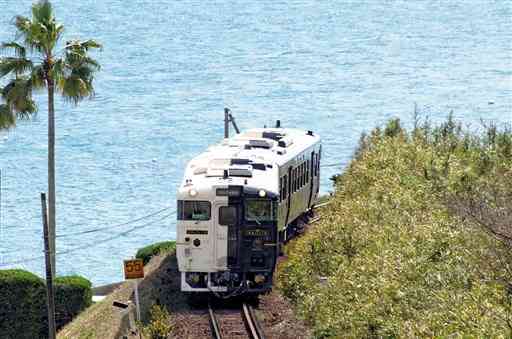 指宿枕崎線の観光列車「指宿のたまて箱」。来年秋に運行を始める「ふたつ星４０４７」も同じ「キハ４０」「キハ４７」の改造車両を使う（ＪＲ九州提供）