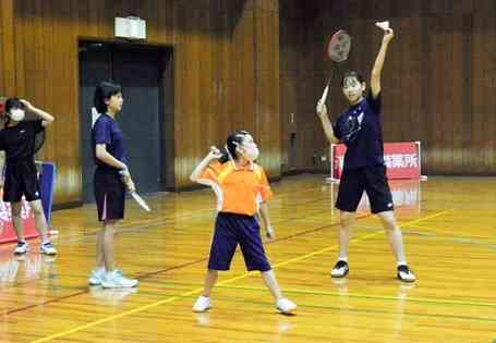 加藤佑奈選手（右）から基本的なプレーを学ぶ子どもたち＝熊本市中央区