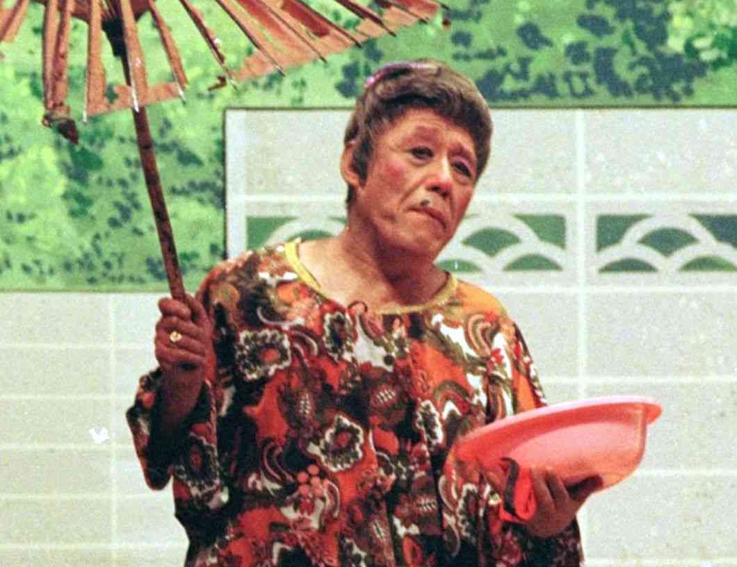「お米ばあさん」をコミカルに演じ、会場を爆笑の渦に包むばってん荒川さん＝1995年、熊本市民会館