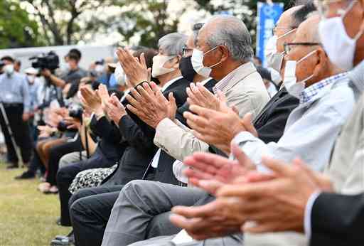 出陣式で拍手する支持者ら＝１９日午前、熊本市（石本智）