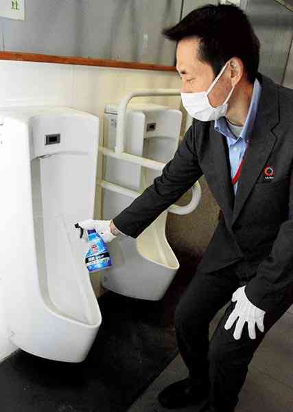 「走れば街がキレイになるプロジェクト」で公衆トイレを洗浄するドライバー＝熊本市中央区