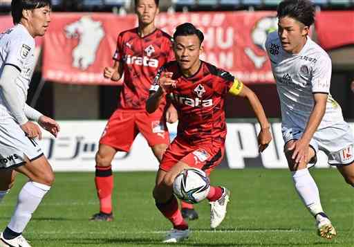 【熊本－富山】前半、ボールを競り合う熊本の河原（中央）＝えがお健康スタジアム（後藤仁孝）