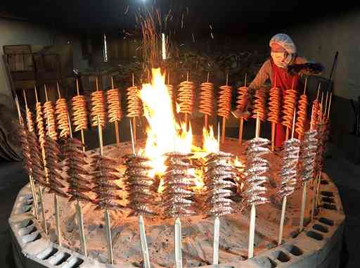 火加減を調整しながら焼き上げられるアシアカエビ＝９日、芦北町