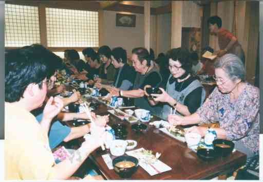 「川辺川を守りたい女性たちの会」が開いた催しで川辺川産の鮎を味わう参加者たち＝2001年８月11日、熊本市