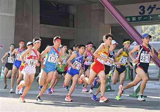 昨年の大会で、一斉にゲートを飛び出す男子１区の選手たち＝えがお健康スタジアム（池田祐介）