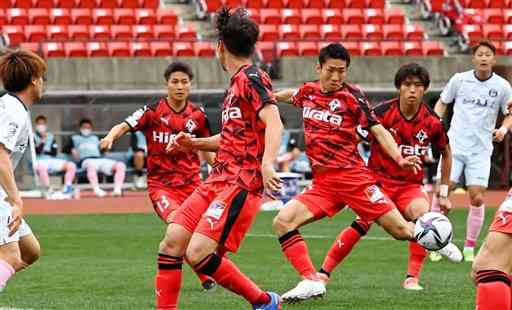 【第２節　熊本－鹿児島】前半、シュートを放つ熊本の浅川（右から３人目）＝えがお健康スタジアム（石本智）