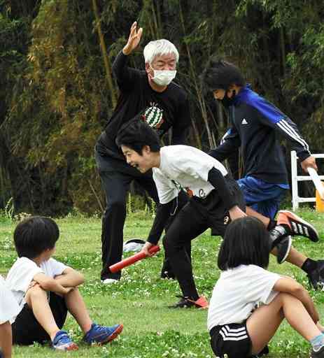 植木陸上クラブを立ち上げ、子どもたちを指導する福海正隆さん（中央奥）＝植木中央公園