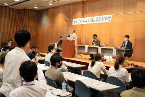 県内の大学生でつくるＮＰＯ法人が主催した衆院選熊本２区の公開討論会。来場した学生との質疑応答もあった＝８月７日、熊本市中央区