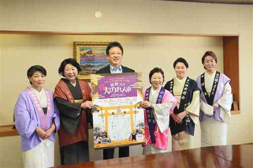 熊本市の大西一史市長（左から３人目）に観光ＰＲイベントを報告する県旅連女将の会の会員＝同市