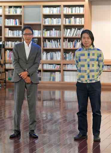 県立劇場館長の姜尚中さん（左）と熊本市現代美術館長の日比野克彦さん＝同美術館（後藤仁孝）