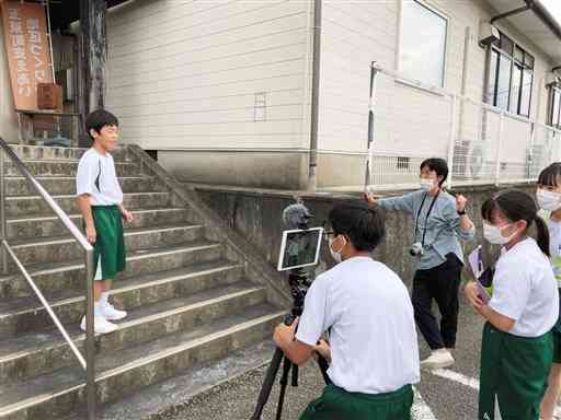 玉東町内の史跡などの紹介動画を撮影する玉東中の１年生（町教育委員会提供）