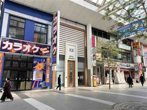 長引く新型コロナウイルス禍で空き店舗が増える熊本市の中心商店街。下通アーケードの一角ではカラオケ店やホテル、飲食店の２階が空き店舗になっていた＝熊本市中央区