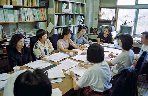 九州版の買い物ガイド発行に向けた企画会議に集まった準備会メンバー＝１９９７年８月、熊本市