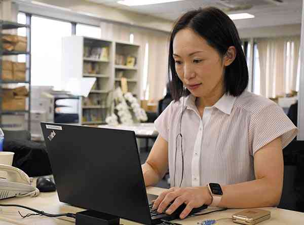 パソコンの音声読み上げ機能を使って仕事をするゴールボール女子日本代表の浦田理恵選手＝１０月２０日、福岡市のシーズアスリート事務所