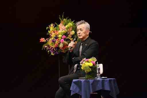 若い頃にアジアを一人旅した経験などについて語る俳優の榎木孝明さん＝３０日、熊本市中央区