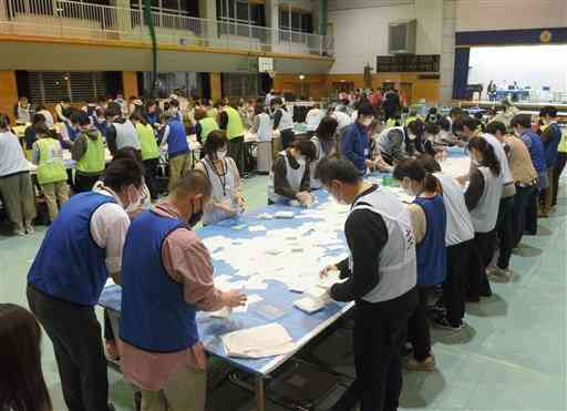 開票作業が進められる熊本市東区の開票所＝１０月３１日、同市