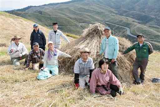 草小積み作りを体験した参加者ら＝阿蘇市