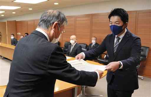 衆院選熊本２区で初当選し、当選証書を受け取る西野太亮氏（右）＝３日、県庁