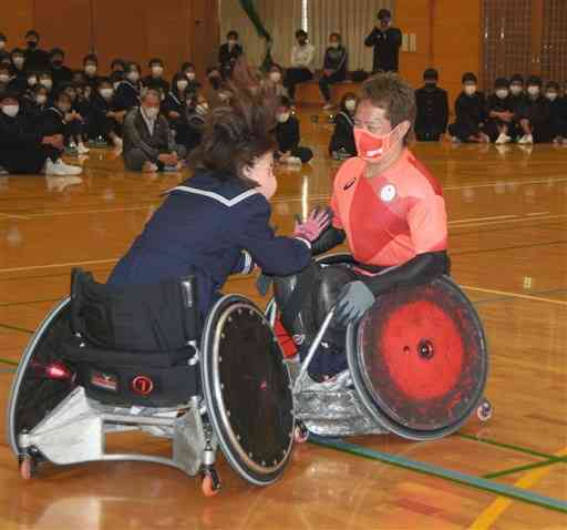 車いすラグビーの体験会で生徒に体当たりする島川慎一選手（右）＝長洲町