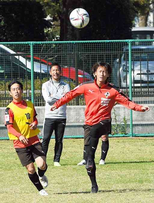 練習でボールをさばくロアッソ熊本のＤＦ黒木晃平（右）＝県民総合運動公園サッカー場