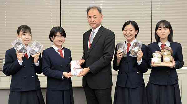 熊本豪雨の復興支援のため、生キクラゲ販売の収益金を贈った熊本高の生徒たち＝５日、県庁