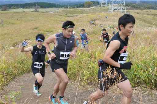 飲み物などを携帯し、２０キロコースの山道を駆け上がる参加者＝御船町