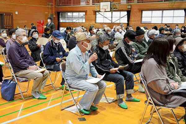 遊水地に関する説明会で、意見を述べる参加者＝６日、人吉市の中原小