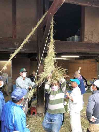 菅原神社の秋祭りに向けてしめ縄を作る出分地区の住民ら＝菊陽町