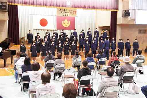 「あつまれ芸術の森ｉｎ鹿北」で、合唱を披露する鹿北中の生徒たち＝山鹿市