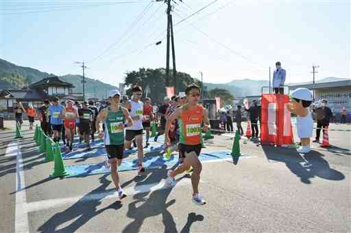 金栗四三翁マラソン大会でスタートする１０キロの部のランナー＝和水町