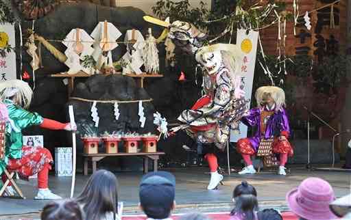 ダイナミックな舞を披露する中江岩戸神楽保存会のメンバー＝阿蘇市