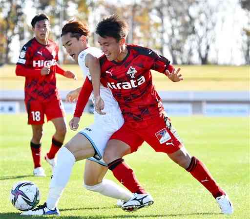 【熊本－岩手】前半、相手選手と競り合う熊本の上村（右）＝北上陸上競技場