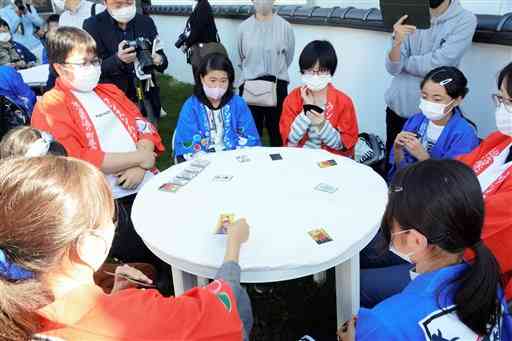 ２年ぶりに開かれたウンスンカルタ大会で勝負を楽しむ参加者＝人吉市